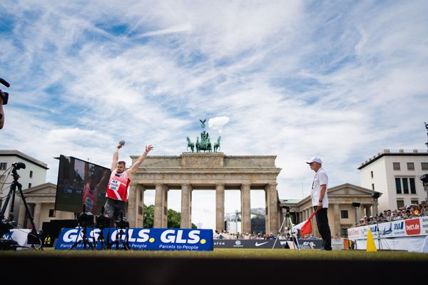 Leon Schwoebel (LG Rhein-Wied) beim Kugelstossen waehrend der deutschen Leichtathletik-Meisterschaften auf dem Pariser Platz am 24.06.2022 in Berlin